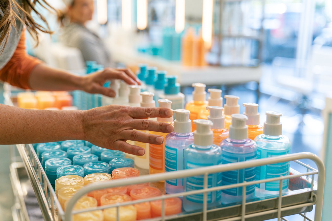 Online marketing voor beauty: klant krijgt een behandeling in een moderne salon